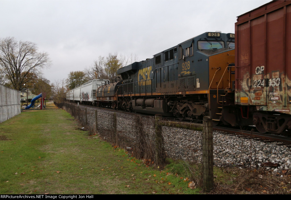 CSX 928 passes running as the mid train DPU for Q642